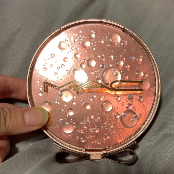 MAC Effervescence Extra Dimension Face Compact - Picture 2 of 4